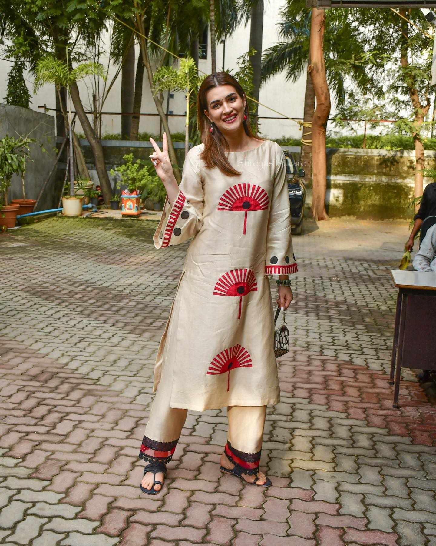 Khwabeeda Applique Set